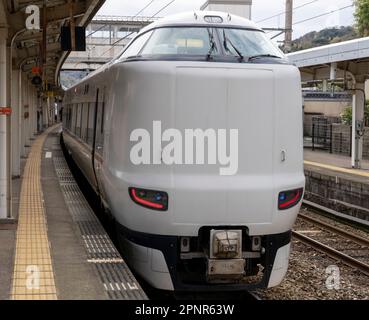 Un train express JR West 287 Series Kinosaki à la gare de Kinosakionsen dans la préfecture de Hyogo, au Japon. Banque D'Images