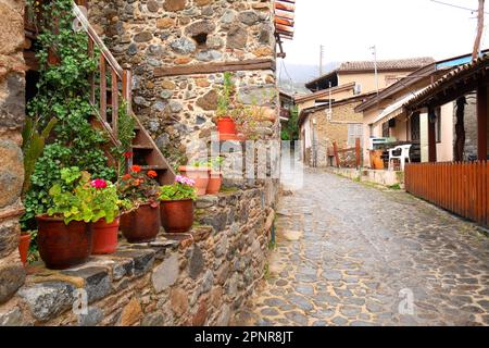 Rue médiévale dans la station balnéaire de Kakopetria, vallée de Solea, montagnes de Troodos, République de Chypre Banque D'Images