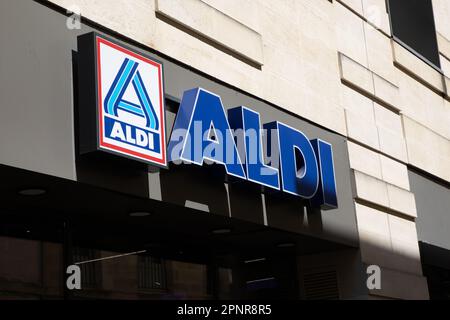 Bordeaux , Aquitaine France - 04 17 2023 : Aldi Market sign text store superstore shop entrée logo marque de discount chaîne de supermarchés Banque D'Images