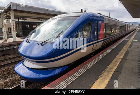 Un train express JR West HOT7000 Super Hakuto à la gare de Koge dans la préfecture de Tottori, au Japon. Banque D'Images