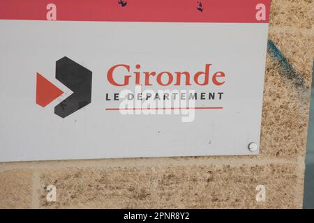 Bordeaux , Aquitaine France - 04 17 2023 : Département Gironde texte marque et signe logo entrée du bureau régional local avec emblèmes français Banque D'Images
