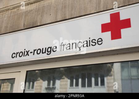 Bordeaux , Aquitaine France - 04 20 2023 : logo croix-rouge française marque et texte signe croix rouge médique sur façade murale du bureau d'entrée Banque D'Images