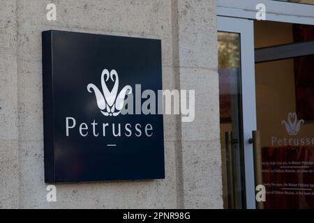 Bordeaux , Aquitaine France - 04 17 2023 : texte du logo et du signe petrusse de la marque boutique boutique luxe entrée façade Banque D'Images