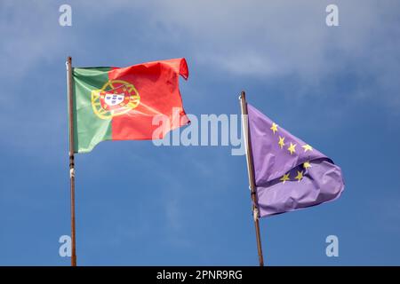 drapeau portugais et européen sur le ciel bleu ciel européen Banque D'Images