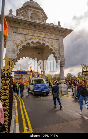 Vaisakhi parade sur le point de quitter le Siri Guru Nanak Darbar Gurdwara, Gravesend Kent Banque D'Images