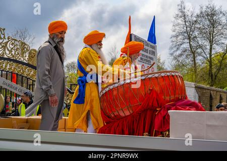 Vaisakhi Parade tambours quittant le Siri Guru Nanak Darbar Gurdwara, Gravesend Kent Banque D'Images