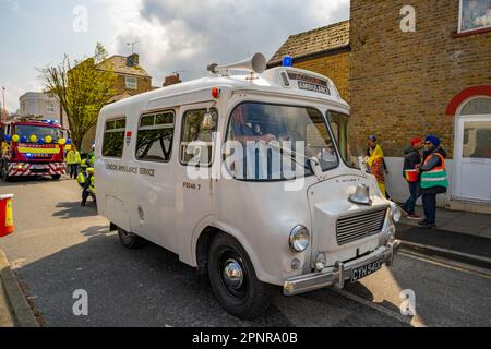 Les Wadhams historiques ont corsé Morris London Ambulance à Vaisakhi défilé dans les rues de Gravesend Kent Banque D'Images
