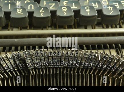 Fait partie des Typebars et du clavier sur une machine à écrire mécanique d'époque Banque D'Images