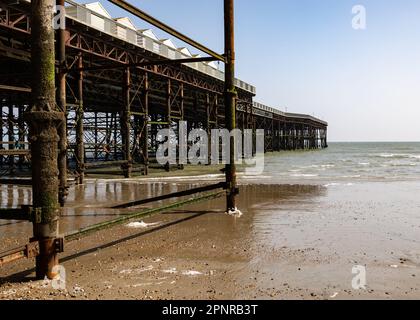 Vue sur la jetée et la plage depuis le bas Banque D'Images