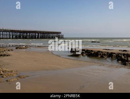 Hastings Pier avec mer et rochers Banque D'Images