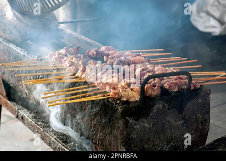 Sate Kambing ou Lamb Satay, un satay traditionnel de Yogyakarta, Indonésie, dans un foyer peu profond et un arrière-plan flou Banque D'Images