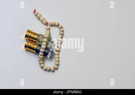 Vue de dessus de la bouteille de parfum et des perles de prière, sur fond blanc Banque D'Images