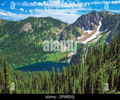 lac de falaise sous la falaise aigle dans la chaîne bitterroot le long du sentier stateline près de superior, montana Banque D'Images