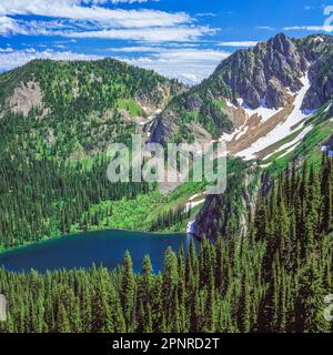 lac de falaise sous la falaise aigle dans la chaîne bitterroot le long du sentier stateline près de superior, montana Banque D'Images