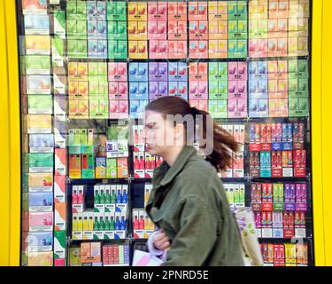 Glasgow, Écosse, Royaume-Uni 20th avril 2023. Magasins vendant des vapes jetables colorées sous le feu pour cibler les enfants et créer un problème environnemental de litière par l'élimination irresponsable généralisée. Crédit Gerard Ferry/Alay Live News Banque D'Images