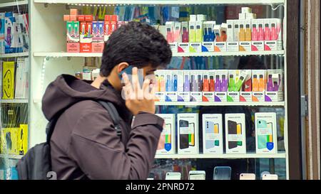 Glasgow, Écosse, Royaume-Uni 20th avril 2023. Magasins vendant des vapes jetables colorées sous le feu pour cibler les enfants et créer un problème environnemental de litière par l'élimination irresponsable généralisée. Crédit Gerard Ferry/Alay Live News Banque D'Images