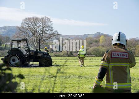 Le Service d'incendie et de sauvetage du Nord du pays de Galles a mis en place un incendie de tracteur, Tal-Y-PNCA Conwy Valley.21 avril 2023 Banque D'Images