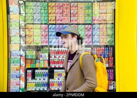 Glasgow, Écosse, Royaume-Uni 20th avril 2023. Magasins vendant des vapes jetables colorées sous le feu pour cibler les enfants et créer un problème environnemental de litière par l'élimination irresponsable généralisée. Crédit Gerard Ferry/Alay Live News Banque D'Images