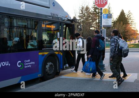 Vancouver, Canada 2023 personnes se préparent à monter à bord d'un autobus Translink sur la rue Georgia Ouest, au centre-ville de Vancouver. Photo de haute qualité Banque D'Images