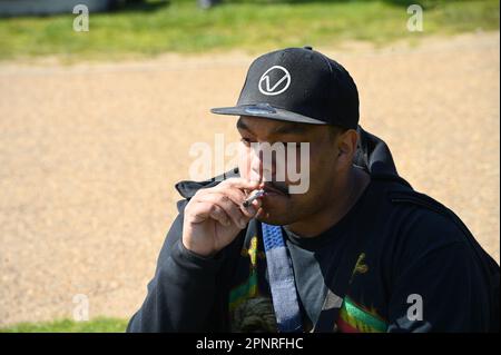 Hype Park, Londres, Royaume-Uni. 20th avril 2023. Des milliers de fumeurs de cannabis, des participants fument ouvertement du cannabis, un « Smoking Weed Holiday » commun au 420 Hyde Park Londres. Les manifestants pensent que le cannabis devrait être légalisé en tant que drogue douce à Londres. Les grands policiers ne sont pas en mesure d'arrêter quiconque et de surveiller les fauteurs de troubles. Crédit : voir Li/Picture Capital/Alamy Live News Banque D'Images