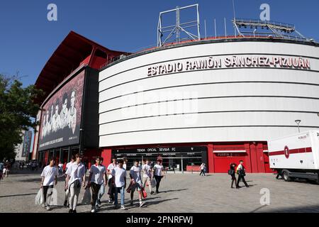Les fans arrivent pour le deuxième match de quart de finale de l'UEFA Europa League au stade Ramon Sanchez-Pizjuan, à Séville. Date de la photo: Jeudi 20 avril 2023. Banque D'Images