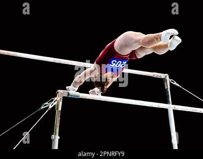 exercice de gymnaste féminin sur des bars inégaux en gymnastique, fond noir, sports jeux d'été Banque D'Images