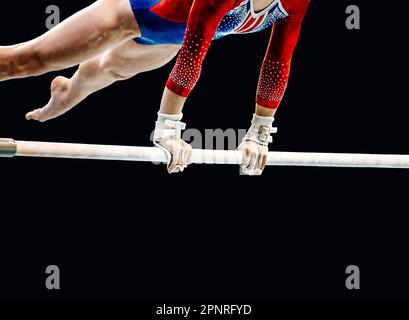 gros plan de gymnastique féminine exercice sur des bars inégaux en gymnastique artistique, fond noir, sports jeux d'été Banque D'Images