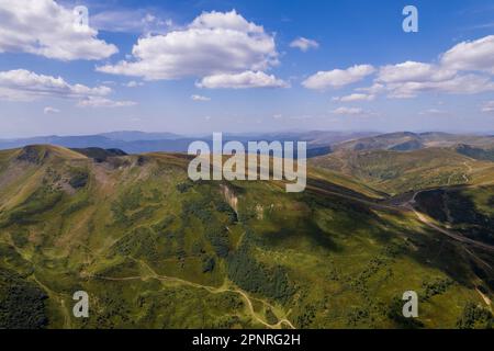 Belle région vallonnée par une journée ensoleillée en été. Scène pittoresque dans les montagnes Carpates, Ukraine, Europe. Nature et environnement Banque D'Images