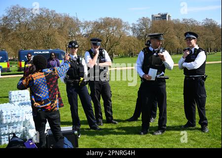 Hype Park, Londres, Royaume-Uni. 20th avril 2023. Des milliers de fumeurs de cannabis, des participants fument ouvertement du cannabis, un « Smoking Weed Holiday » commun au 420 Hyde Park Londres. Les manifestants pensent que le cannabis devrait être légalisé en tant que drogue douce à Londres. Les grands policiers ne sont pas en mesure d'arrêter quiconque et de surveiller les fauteurs de troubles. Crédit : voir Li/Picture Capital/Alamy Live News Banque D'Images