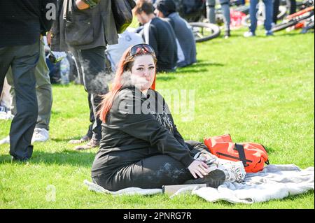 Hype Park, Londres, Royaume-Uni. 20th avril 2023. Des milliers de fumeurs de cannabis, des participants fument ouvertement du cannabis, un « Smoking Weed Holiday » commun au 420 Hyde Park Londres. Les manifestants pensent que le cannabis devrait être légalisé en tant que drogue douce à Londres. Les grands policiers ne sont pas en mesure d'arrêter quiconque et de surveiller les fauteurs de troubles. Crédit : voir Li/Picture Capital/Alamy Live News Banque D'Images