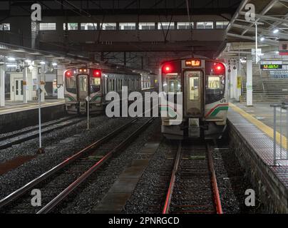 La série JR East E721 s'entraîne à la gare d'Aizu-Wakamatsu, dans la préfecture de Fukushima, au Japon. Banque D'Images