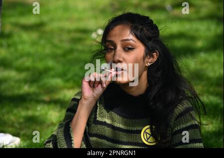 Hype Park, Londres, Royaume-Uni. 20th avril 2023. Des milliers de fumeurs de cannabis, des participants fument ouvertement du cannabis, un « Smoking Weed Holiday » commun au 420 Hyde Park Londres. Les manifestants pensent que le cannabis devrait être légalisé en tant que drogue douce à Londres. Les grands policiers ne sont pas en mesure d'arrêter quiconque et de surveiller les fauteurs de troubles. Crédit : voir Li/Picture Capital/Alamy Live News Banque D'Images