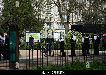 Hype Park, Londres, Royaume-Uni. 20th avril 2023. Des milliers de fumeurs de cannabis, des participants fument ouvertement du cannabis, un « Smoking Weed Holiday » commun au 420 Hyde Park Londres. Les manifestants pensent que le cannabis devrait être légalisé en tant que drogue douce à Londres. Les grands policiers ne sont pas en mesure d'arrêter quiconque et de surveiller les fauteurs de troubles. Crédit : voir Li/Picture Capital/Alamy Live News Banque D'Images