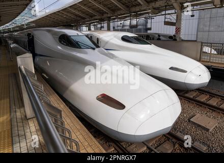 JR Tokai N700 Shinkansen trains à la gare de Tokyo au Japon. Banque D'Images