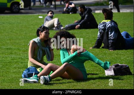 Hype Park, Londres, Royaume-Uni. 20th avril 2023. Des milliers de fumeurs de cannabis, des participants fument ouvertement du cannabis, un « Smoking Weed Holiday » commun au 420 Hyde Park Londres. Les manifestants pensent que le cannabis devrait être légalisé en tant que drogue douce à Londres. Les grands policiers ne sont pas en mesure d'arrêter quiconque et de surveiller les fauteurs de troubles. Crédit : voir Li/Picture Capital/Alamy Live News Banque D'Images