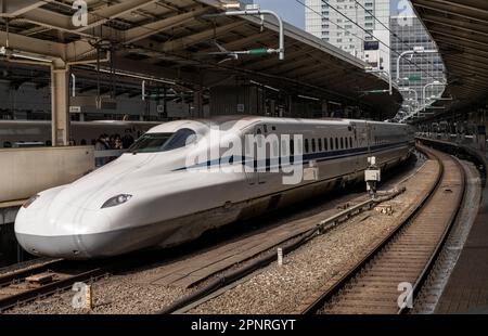 Un train Shinkansen JR Tokai N700S à la gare de Tokyo au Japon. Banque D'Images