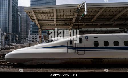 Un train Shinkansen JR Tokai N700S à la gare de Tokyo au Japon. Banque D'Images