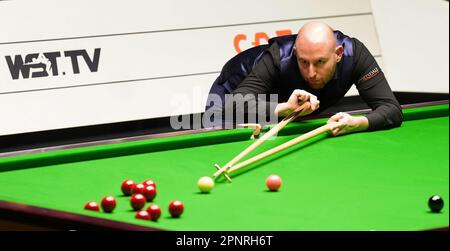 Matthew Selt en action contre Mark Selby au cours du sixième jour du Championnat du monde de Snooker de Cazoo au Crucible Theatre, Sheffield. Date de la photo: Jeudi 20 avril 2023. Banque D'Images