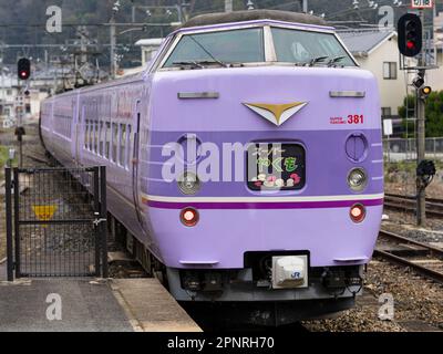 Un train express JR West 381 Series Super Yakumo aux couleurs violettes spéciales sur la ligne Habuki à la gare de Bitchu-Takahashi dans la préfecture d'Okayama, au Japon. Banque D'Images