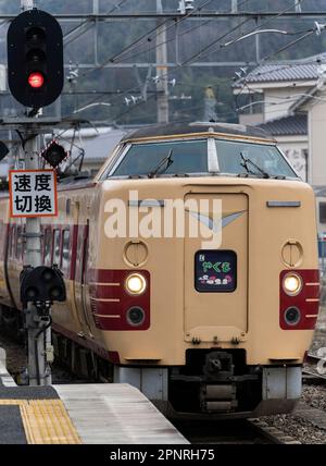 Un train express JR West 381 Series Yakumo sur la ligne Habuki à la gare de Bitchu-Takahashi dans la préfecture d'Okayama, au Japon. Banque D'Images