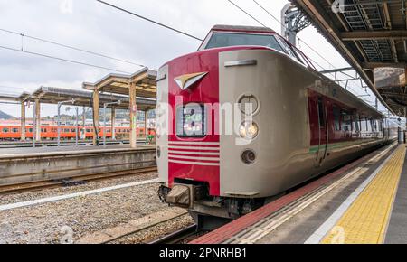 Un train express de la série 381 de la JR West Yakumo à la gare de Yonago dans la préfecture de Tottori, au Japon. Banque D'Images