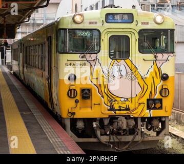 Un train JR West KiHa série 40 à la gare Yonago sur la ligne Sakai avec des graphiques de la série Gegege no Kitaro manga. Banque D'Images