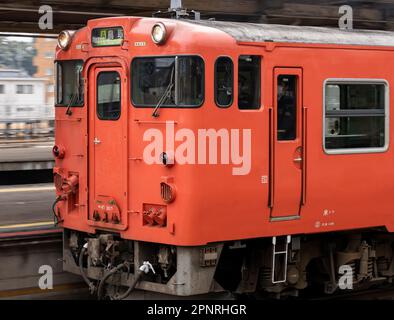 Un train JR West KiHa série 47 au départ de la gare Yonago dans la préfecture de Tottori, au Japon. Banque D'Images