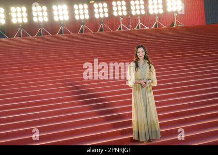 Michelle Yeoh Choo-Kheng, lauréate d'un Oscar, pose pour une photo au tapis rouge de la cérémonie des Hong Kong film Awards 41st au Centre culturel de Hong Kong à Tsim Sha Tsui. 16APR23 SCMP / Sam Tsang Banque D'Images