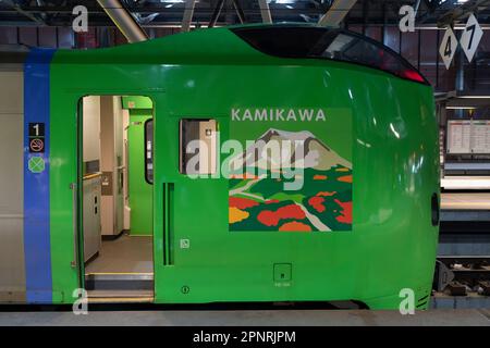 Un train express Lilac de la série 789 de JR Hokkaido en début de matinée à la gare d'Asahikawa au Japon. Banque D'Images