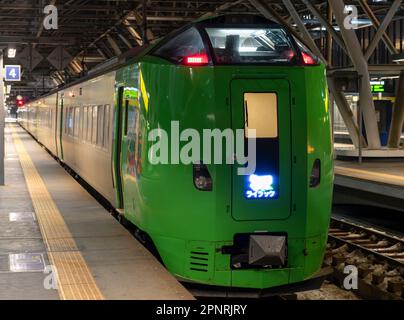 Un train express Lilac de la série 789 de JR Hokkaido en début de matinée à la gare d'Asahikawa au Japon. Banque D'Images