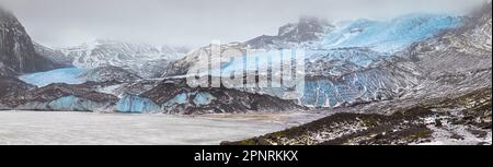 Glacier Falljökull / Falljoekull dans l'Auturland, une partie de Vatnajökull, la plus grande calotte glaciaire d'Islande devient noire en raison des dépositions du carbone et de la suie Banque D'Images