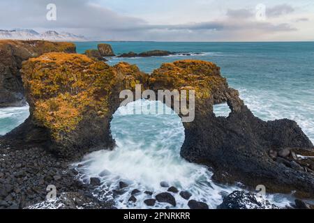 Gatklettur / Arc Hellnar, arche rocheuse circulaire naturelle dans l'océan Atlantique Nord près d'Arnarstapi, péninsule de Snæfellsnes, région occidentale, Islande Banque D'Images