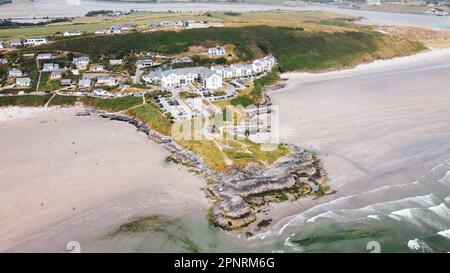 Vue de dessus d'une falaise côtière sur la côte atlantique de l'Irlande. Pointe de la Vierge Marie. Inchydoney est une petite île au large de West Cork, en Irlande. Le t le plus proche Banque D'Images