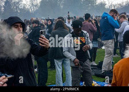 Londres, Royaume-Uni. 4th avril 2023. 420 jour une célébration de la consommation de marijuana à Hyde Park Londres la journée est à la fois une manifestation en faveur de la légalisation du cannabis et une célébration de son utilisation. Crédit : Ian Davidson/Alay Live News Banque D'Images